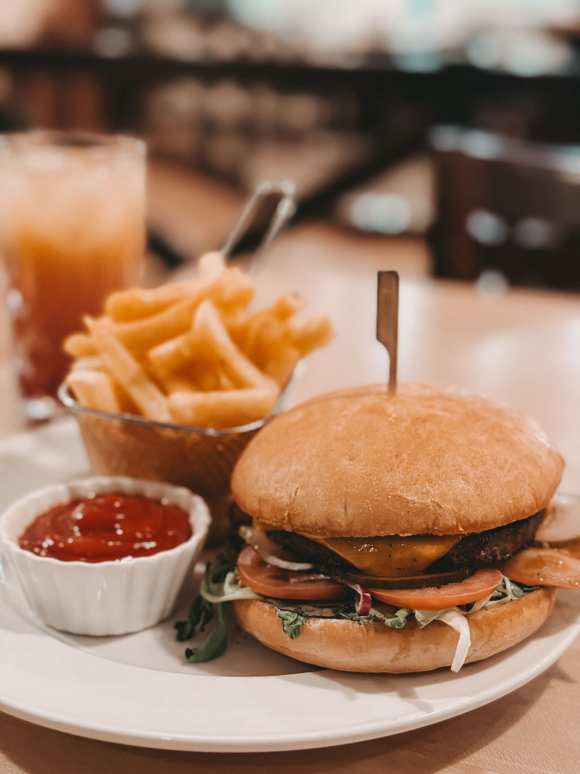 Ein Hamburger und Pommes Frites auf einem Teller mit Ketchup