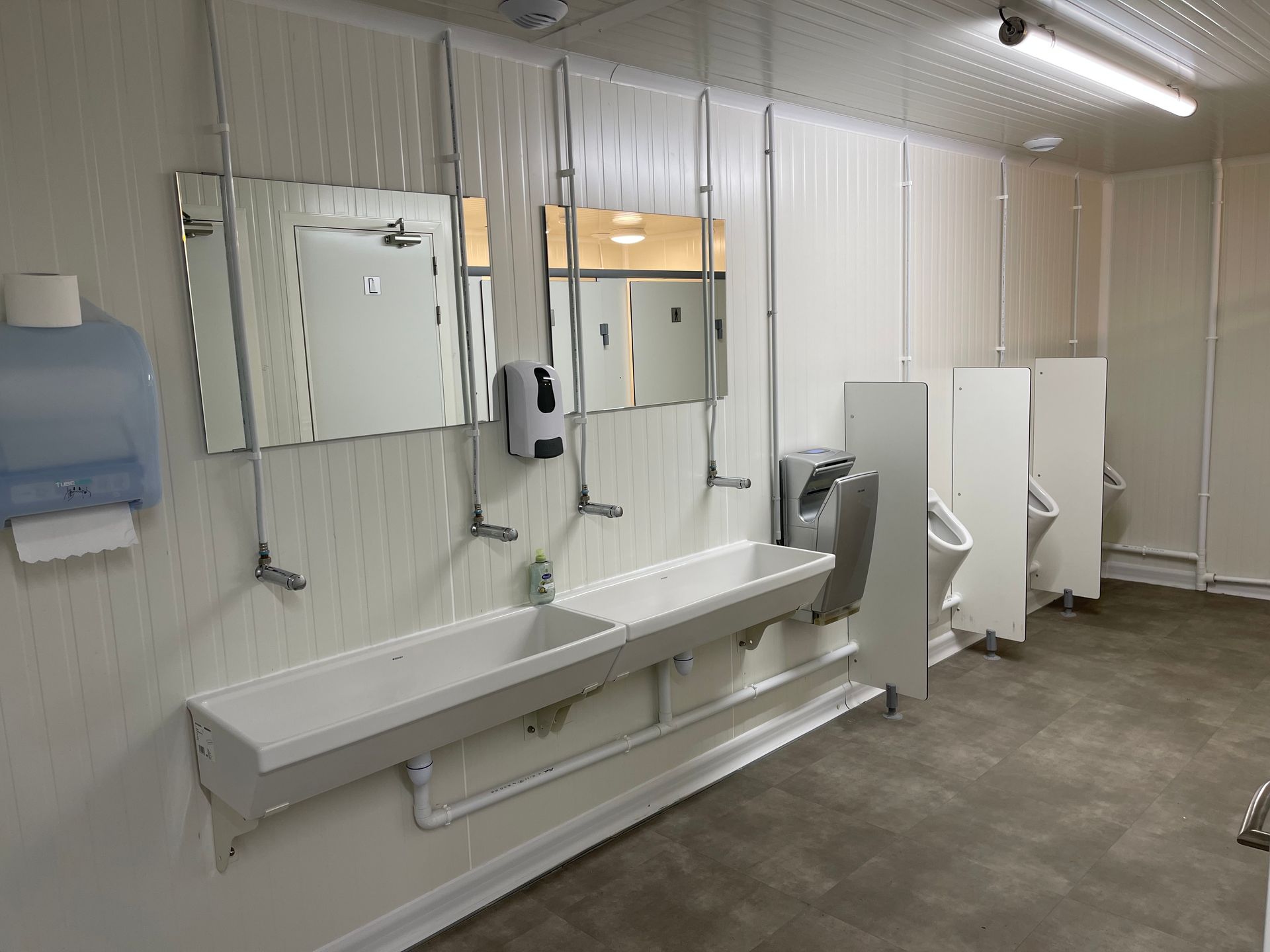 Lavabo et urinoirs dans des toilettes publiques