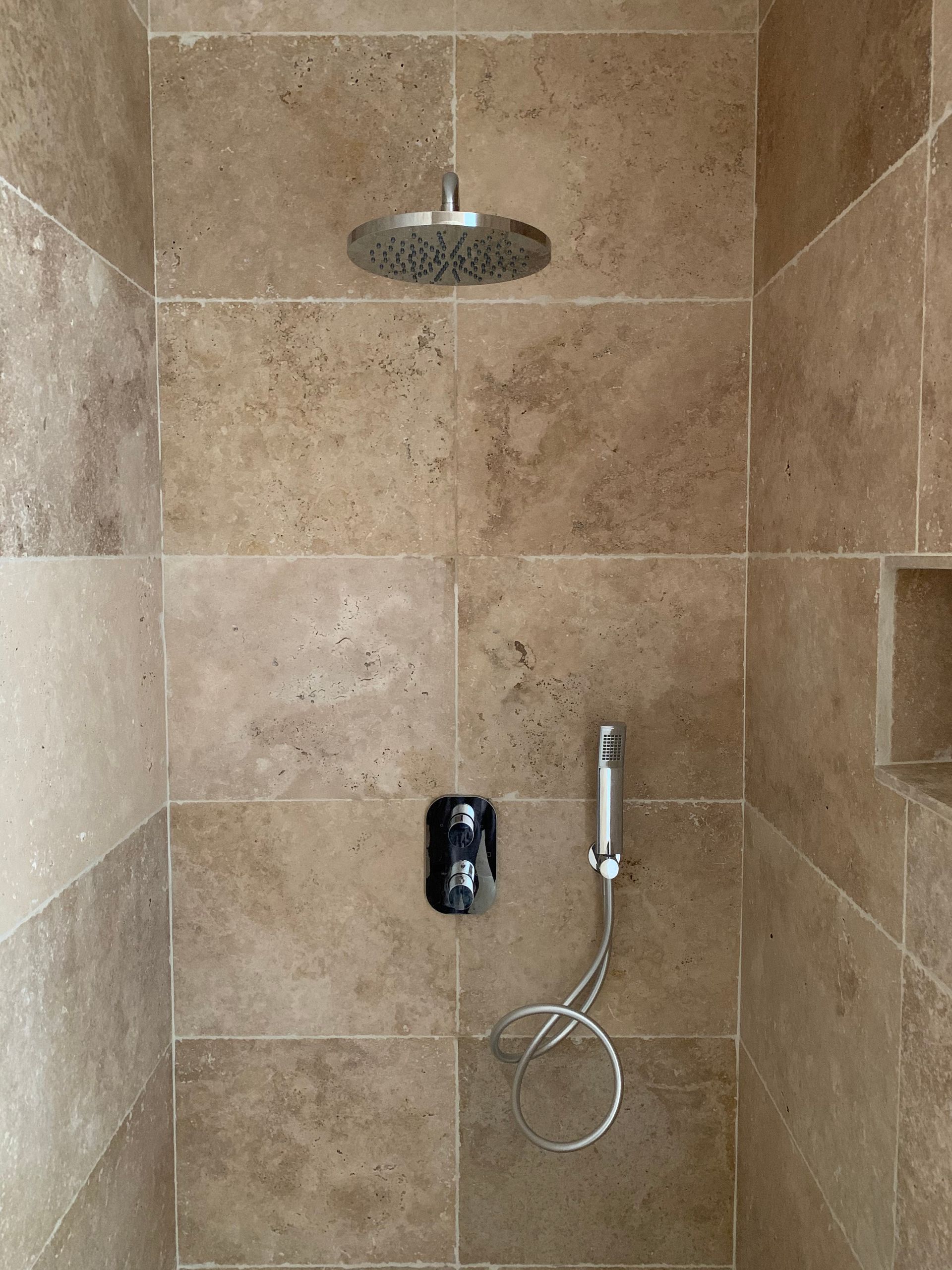 Pose d'un mitigeur et d'un pommeau de douche