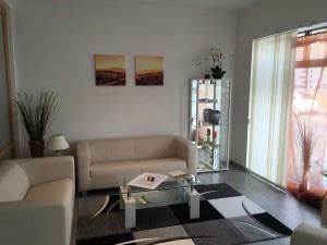 Ein Wohnzimmer mit einer Couch und einem Couchtisch