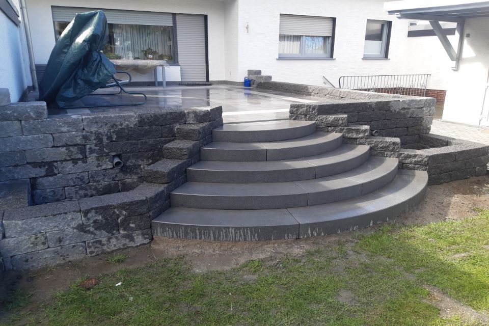 runde Treppe als Terrassenaufgang