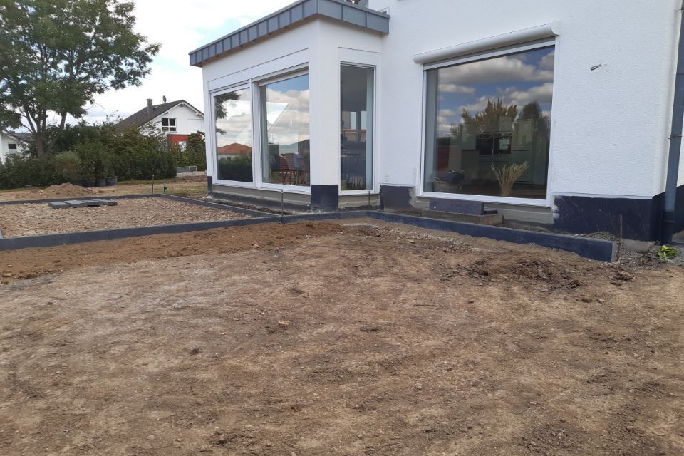 angelegter Garten an einem Neubau