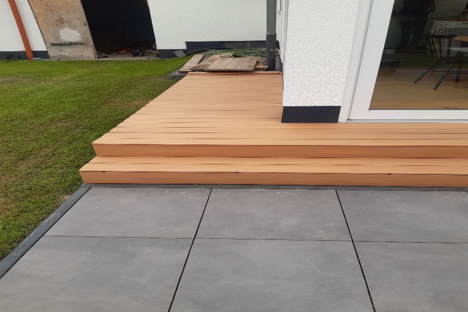 Terrasse mit Stein- und Holzelementen