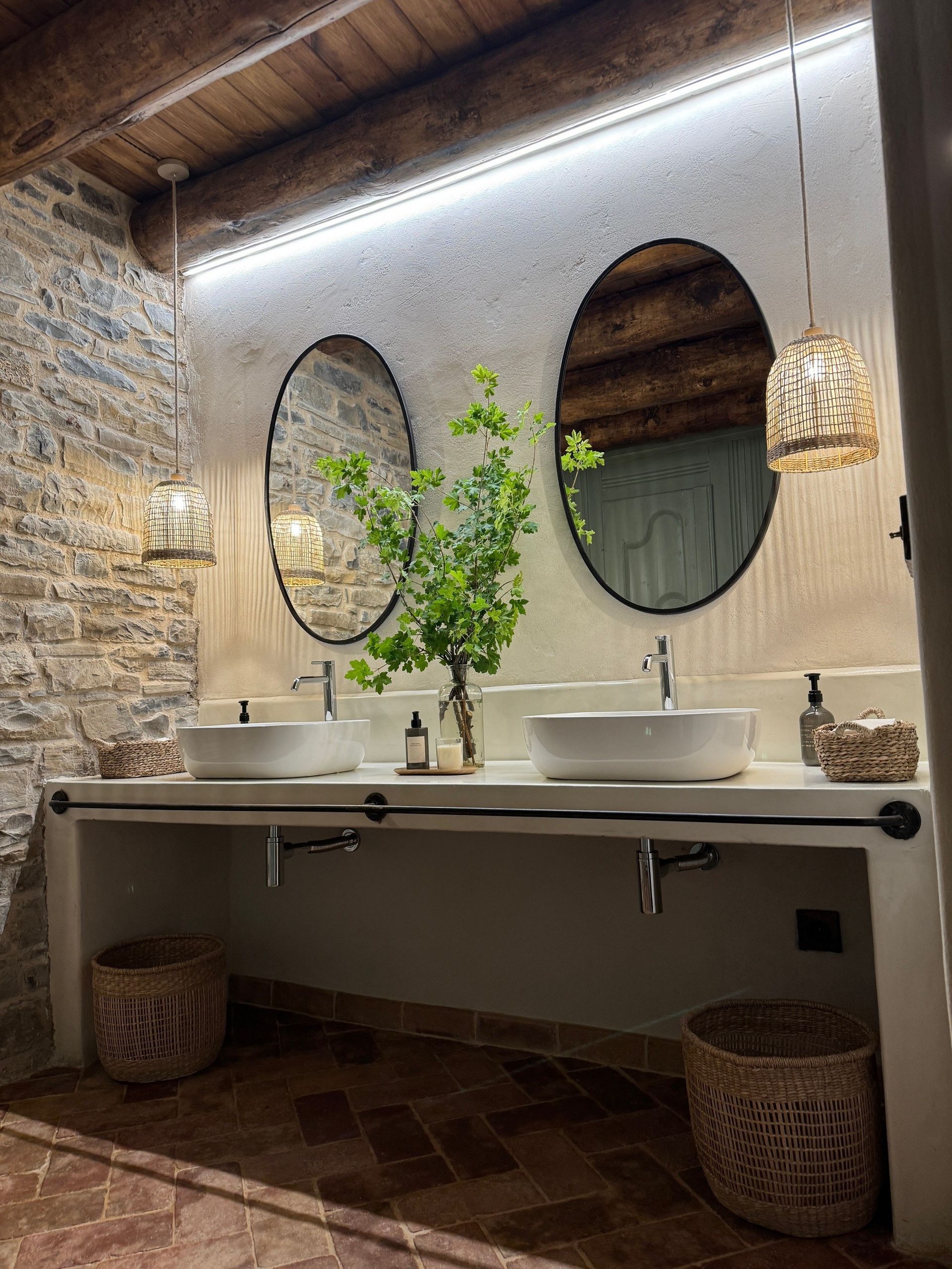 Un baño con dos lavabos y dos espejos.