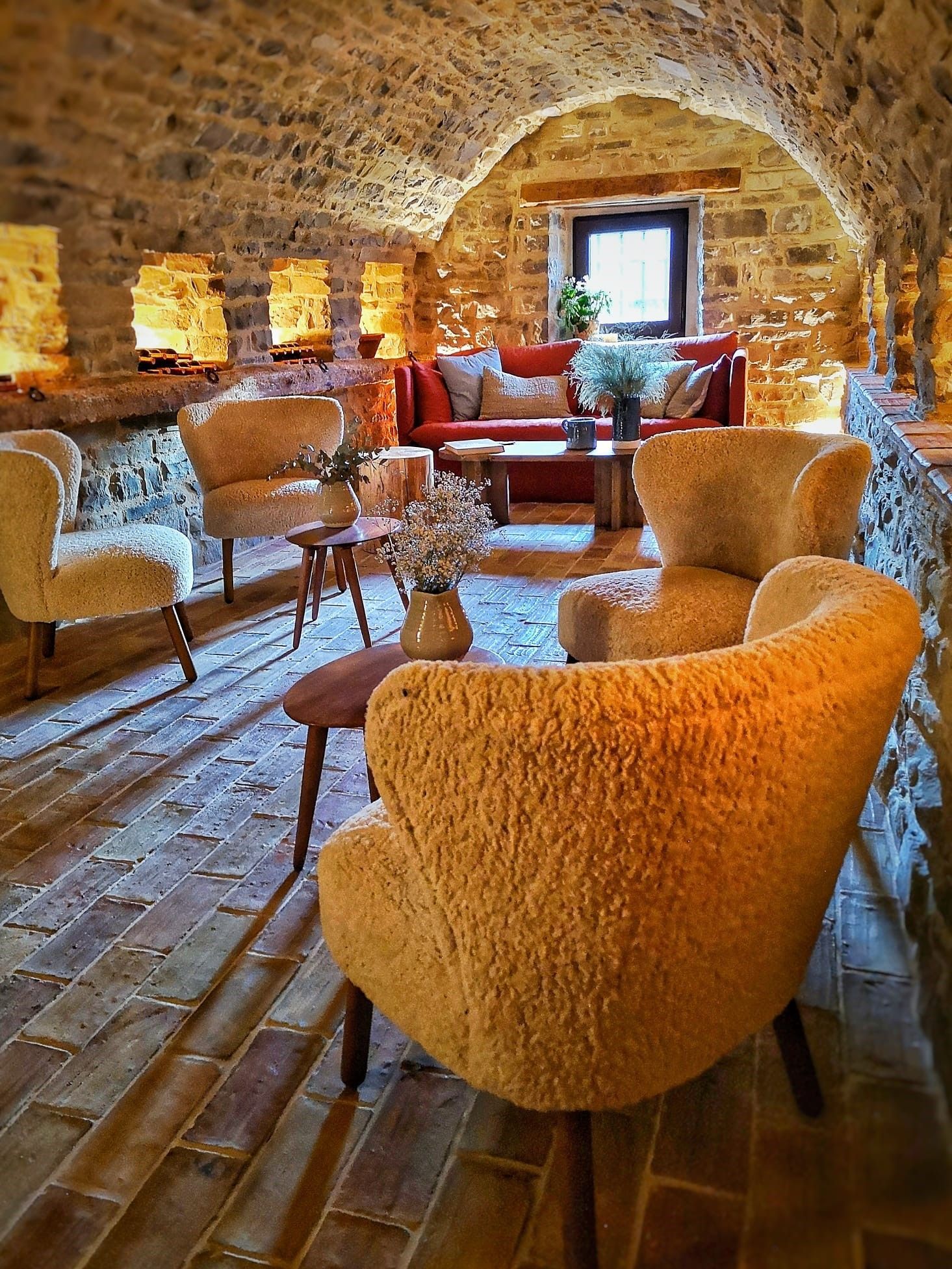 Una sala de estar con un sofá, sillas y una mesa.