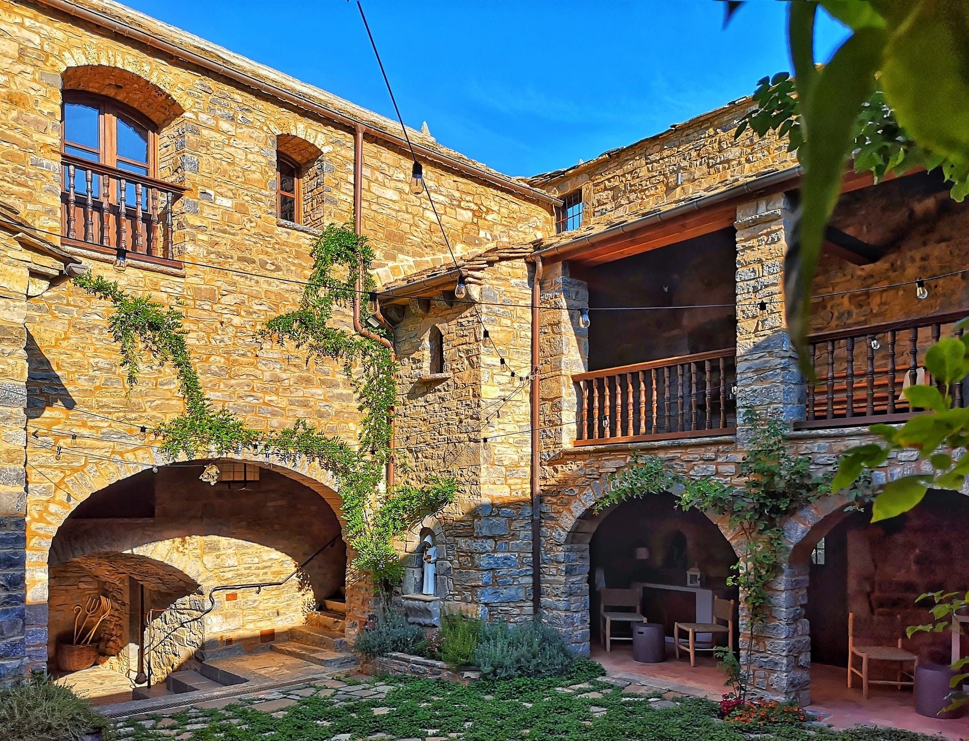 Un gran edificio de piedra con arcos y balcones.