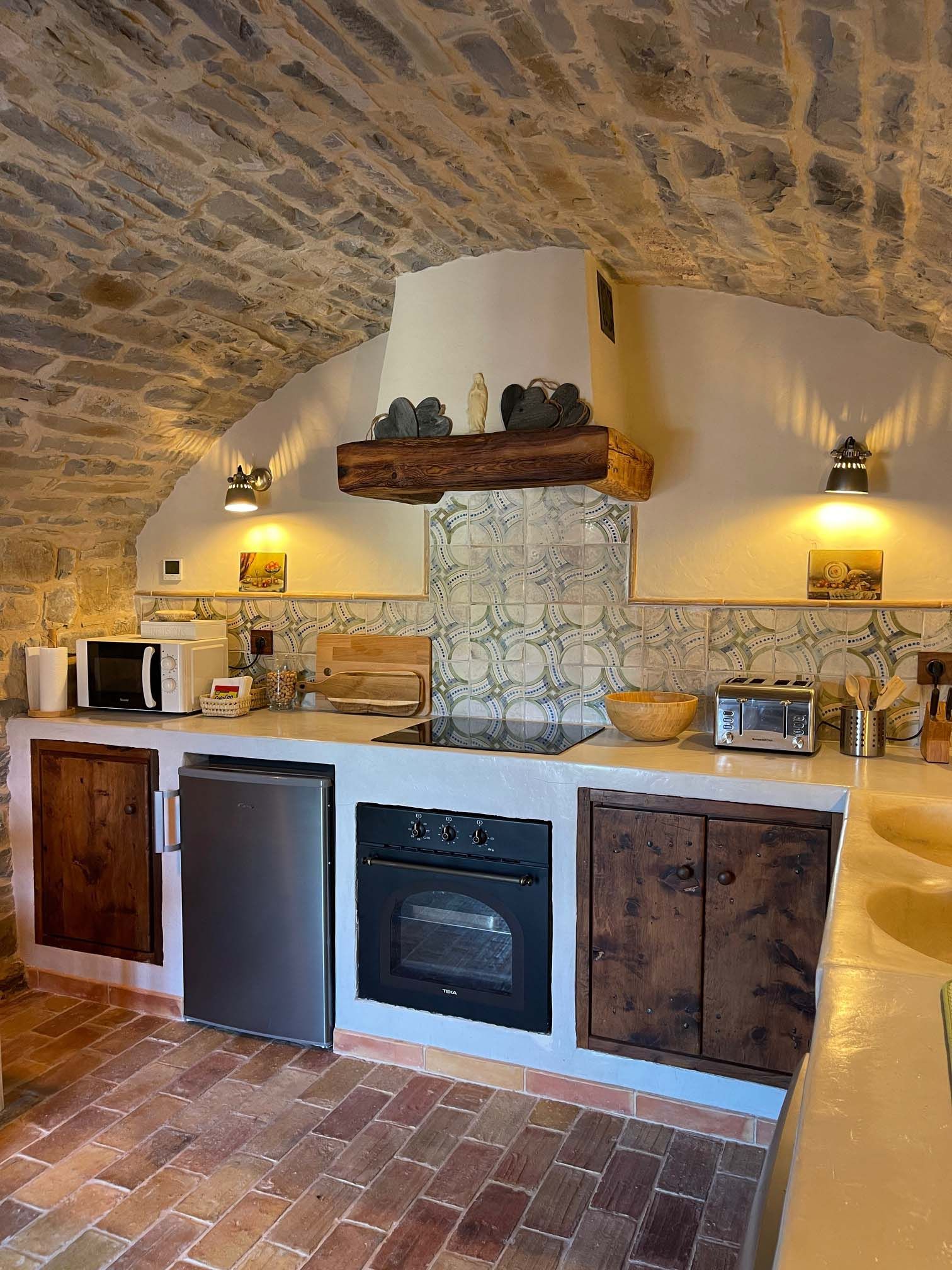 Una cocina con estufa, horno, lavavajillas y microondas.