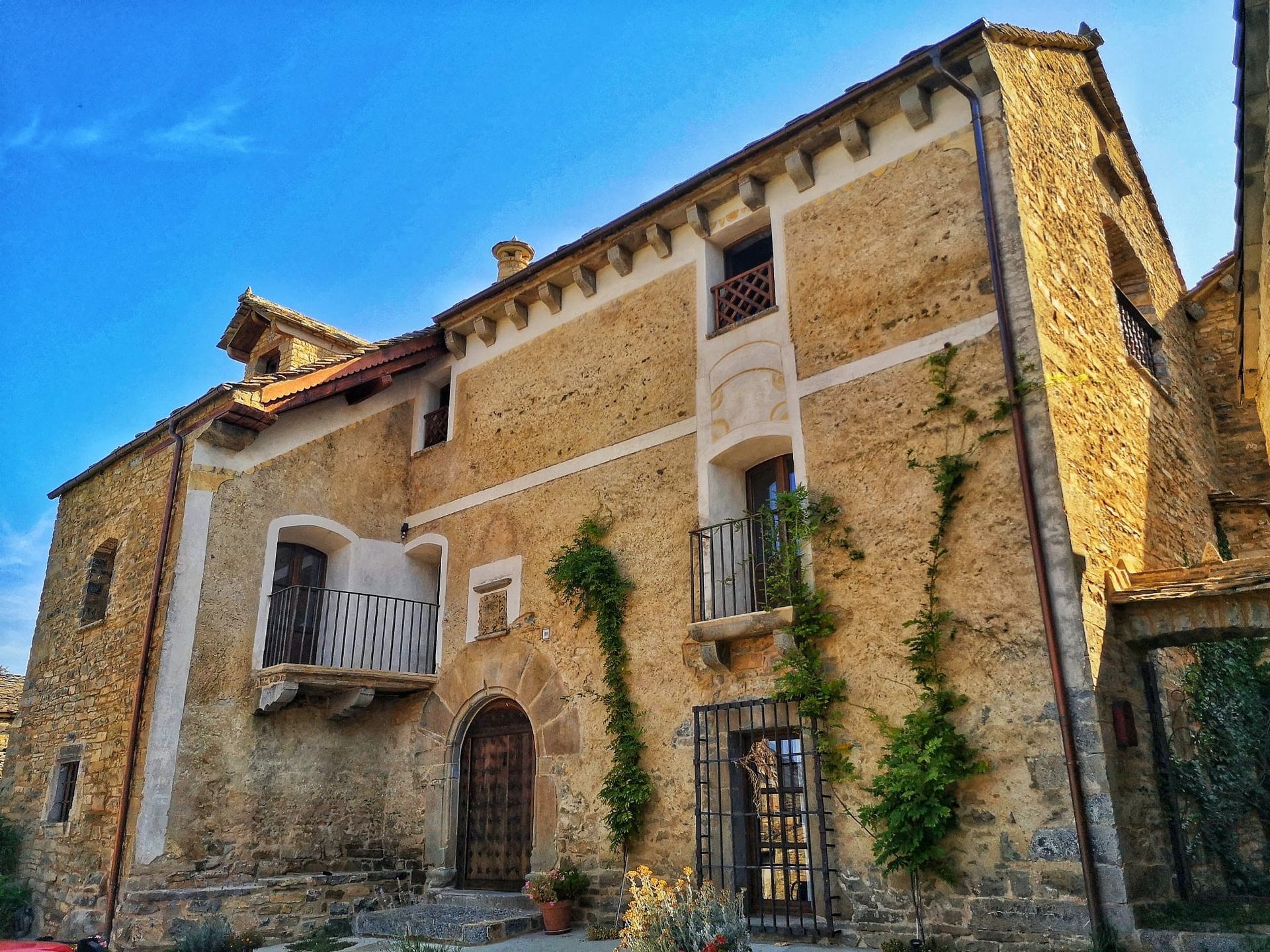 Un gran edificio de piedra con un cielo azul al fondo.