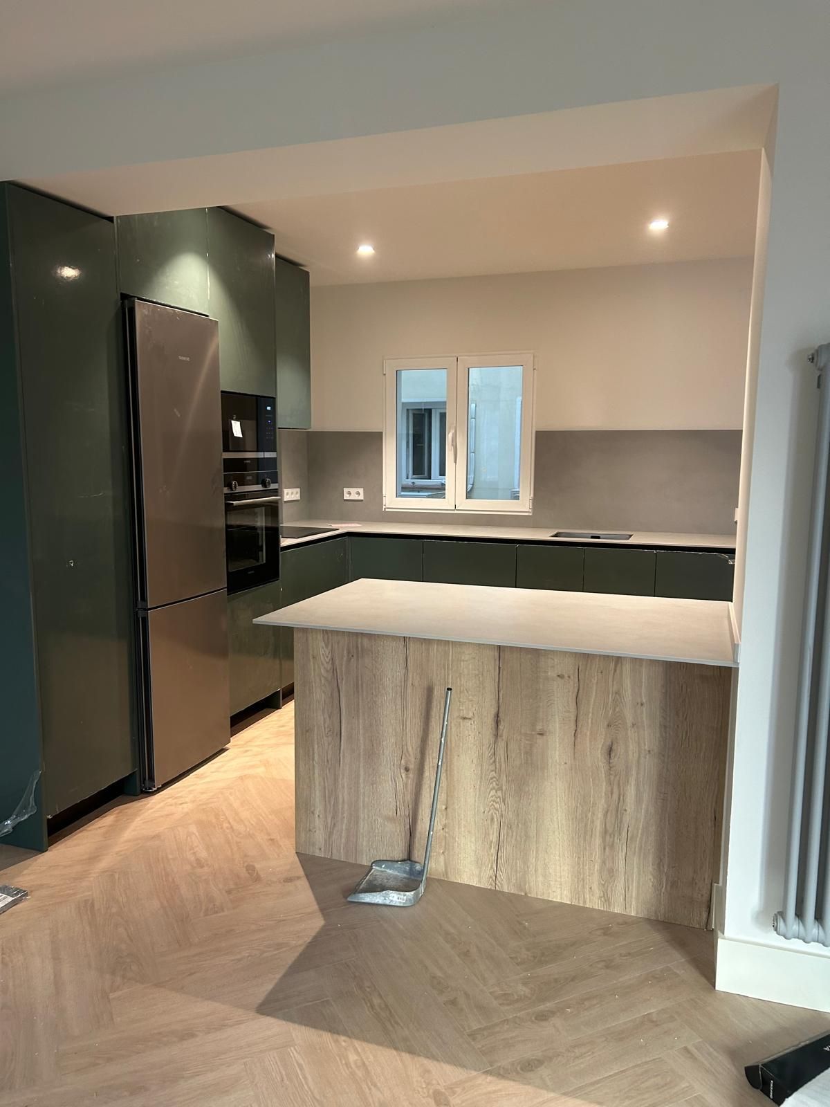 Una cocina con una gran isla en el medio de la habitación.