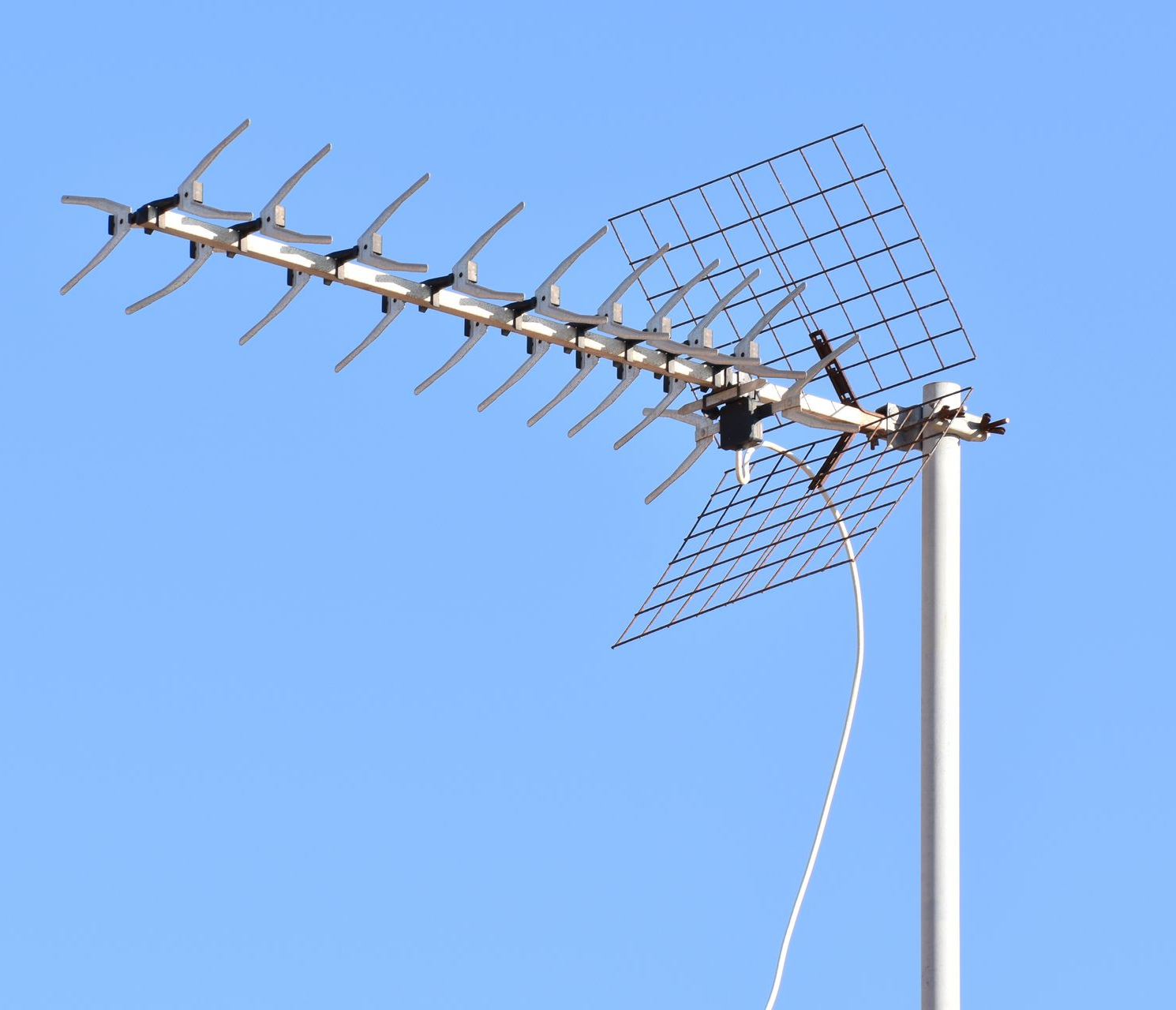 Une antenne de télévision Yagi-Uda montée sur un mât, se détachant.