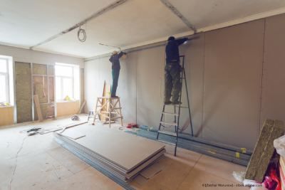 Moderne, große Küche mit großer Kücheninseel mit 5 Stühlen