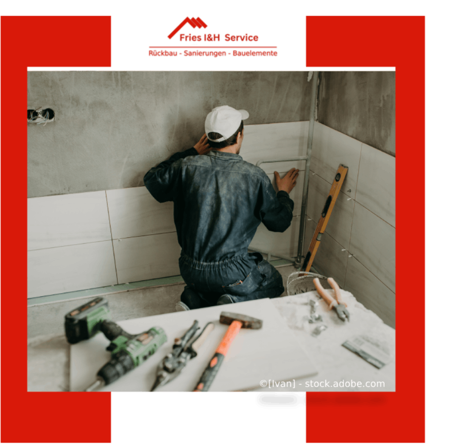 Handwerker bringt Fliesen an Wand an