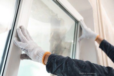 Fenstermontage von zwei Handwerkern