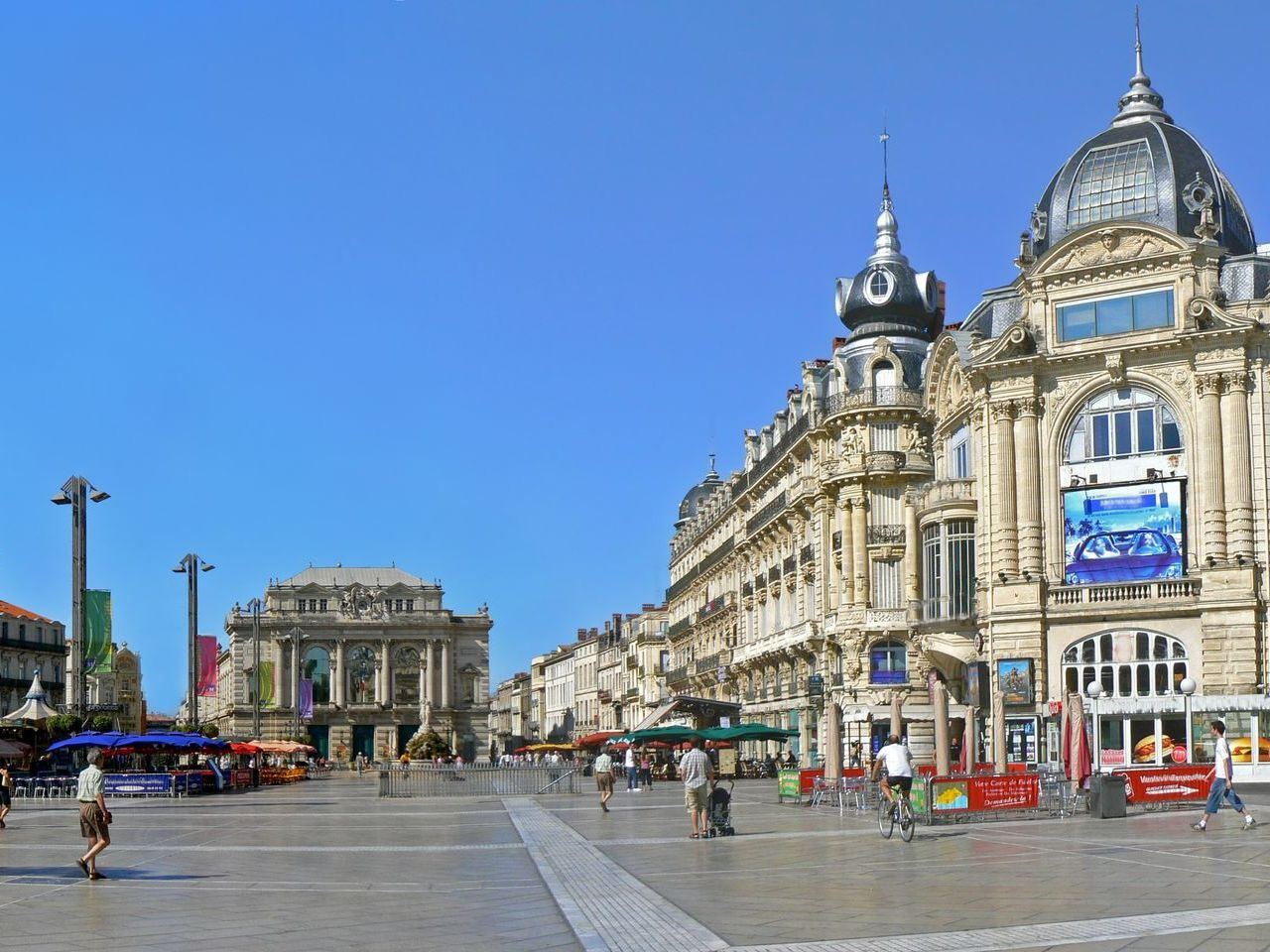 Vue d'une grande place à Montpellier