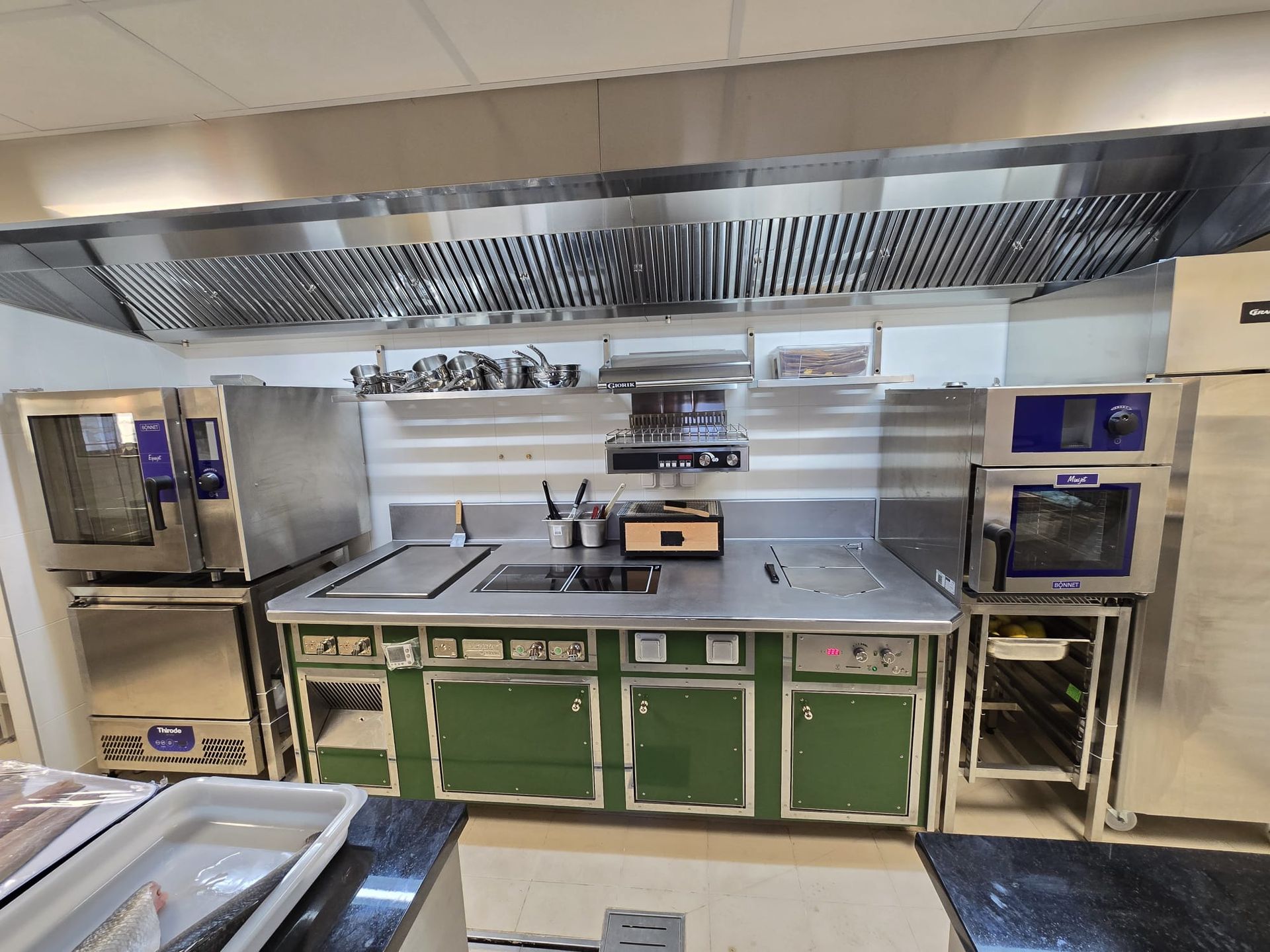 Cuisine de restaurant avec beaucoup d'équipement professionnel