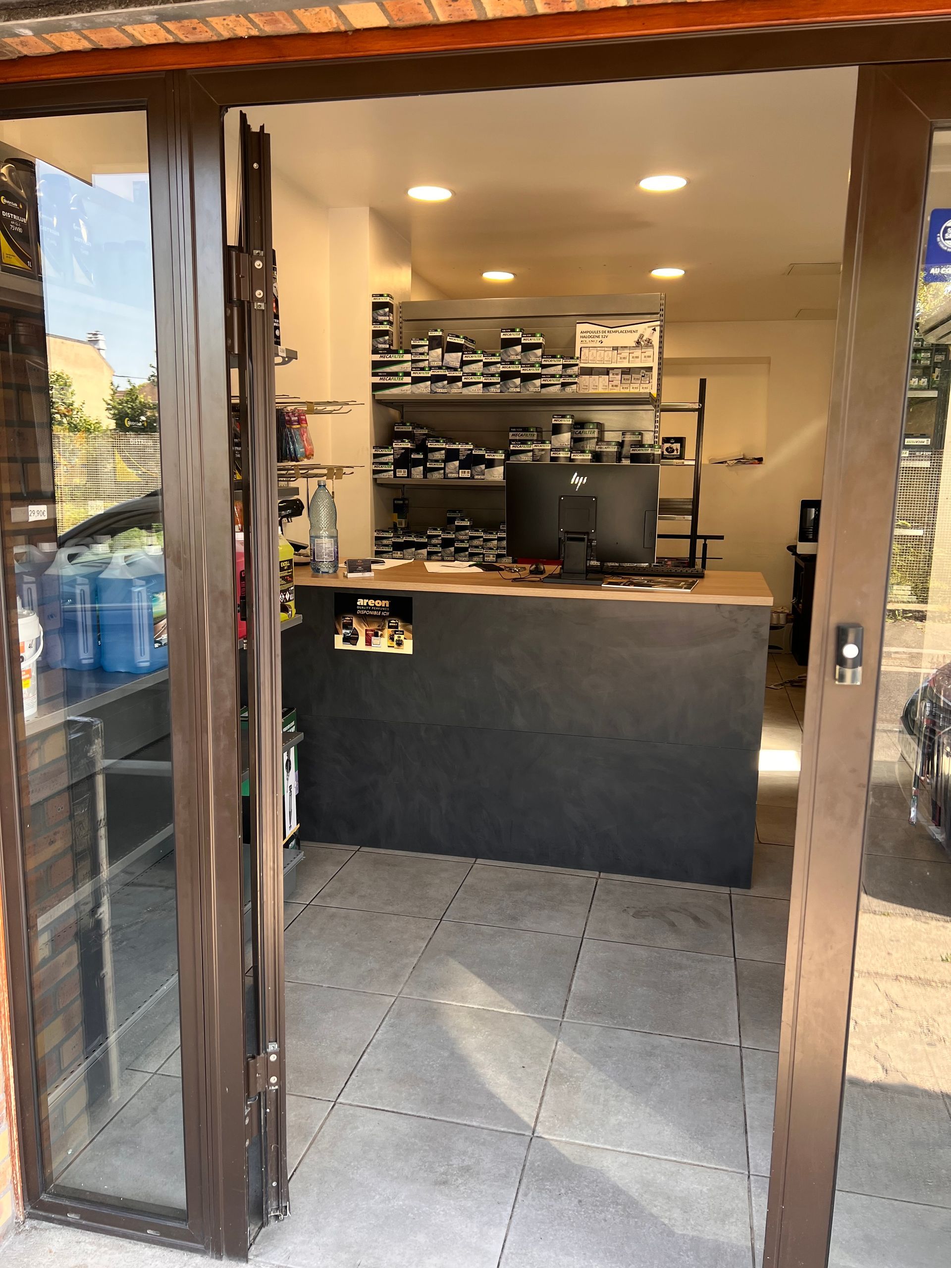 Entrée du magasin J.R. Pièces Auto