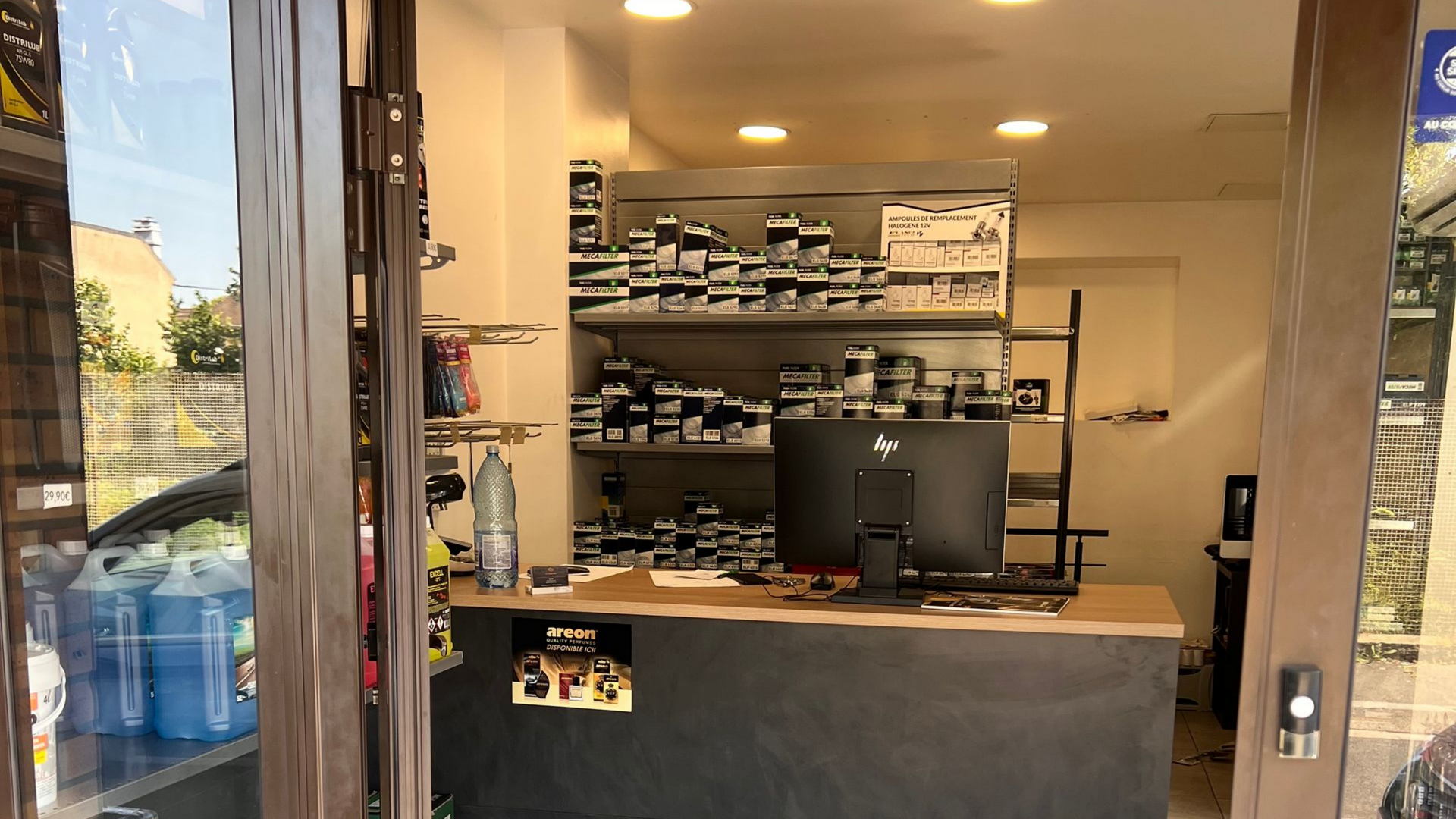 L'intérieur du magasin J.R. Pièces Auto