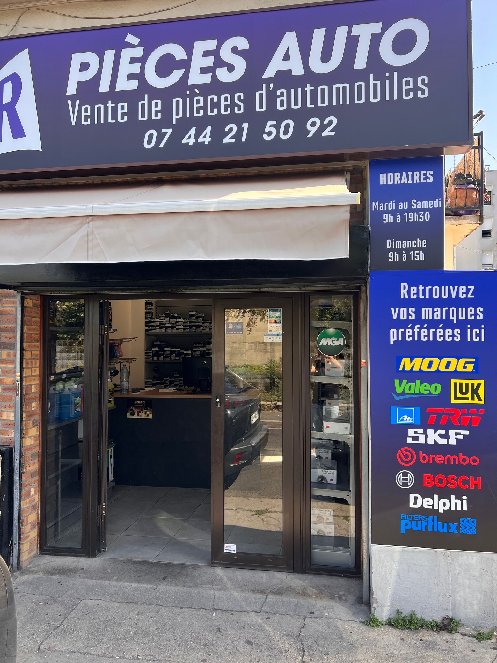 Extérieur du magasin J.R. Pièces Auto