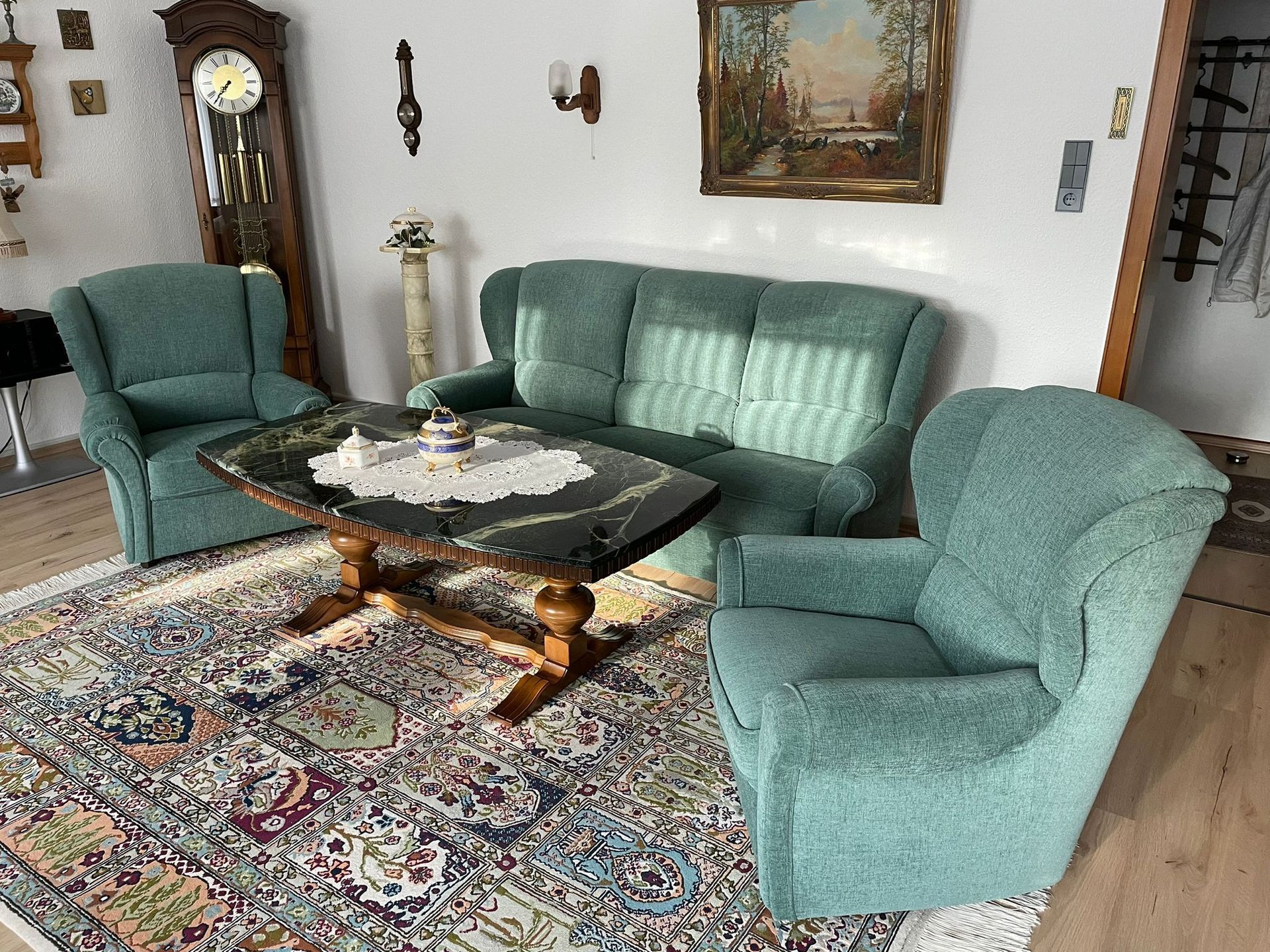 ein Wohnzimmer mit einem Couchtisch und zwei Stühlen