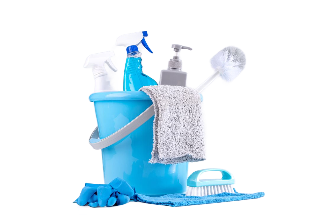 Seau bleu rempli de produits de nettoyage, notamment des vaporisateurs, une brosse et un chiffon en microfibre.