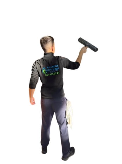 Un laveur de vitres portant un uniforme noir avec le logo de l'entreprise, s'approche d'une raclette.