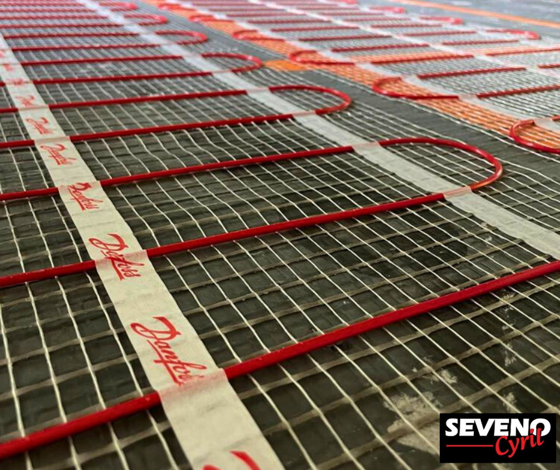 Plancher chauffant avec tuyaux rouges