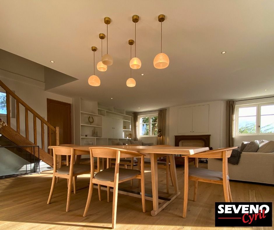 Éclairage intérieur - salle à manger avec des lustres