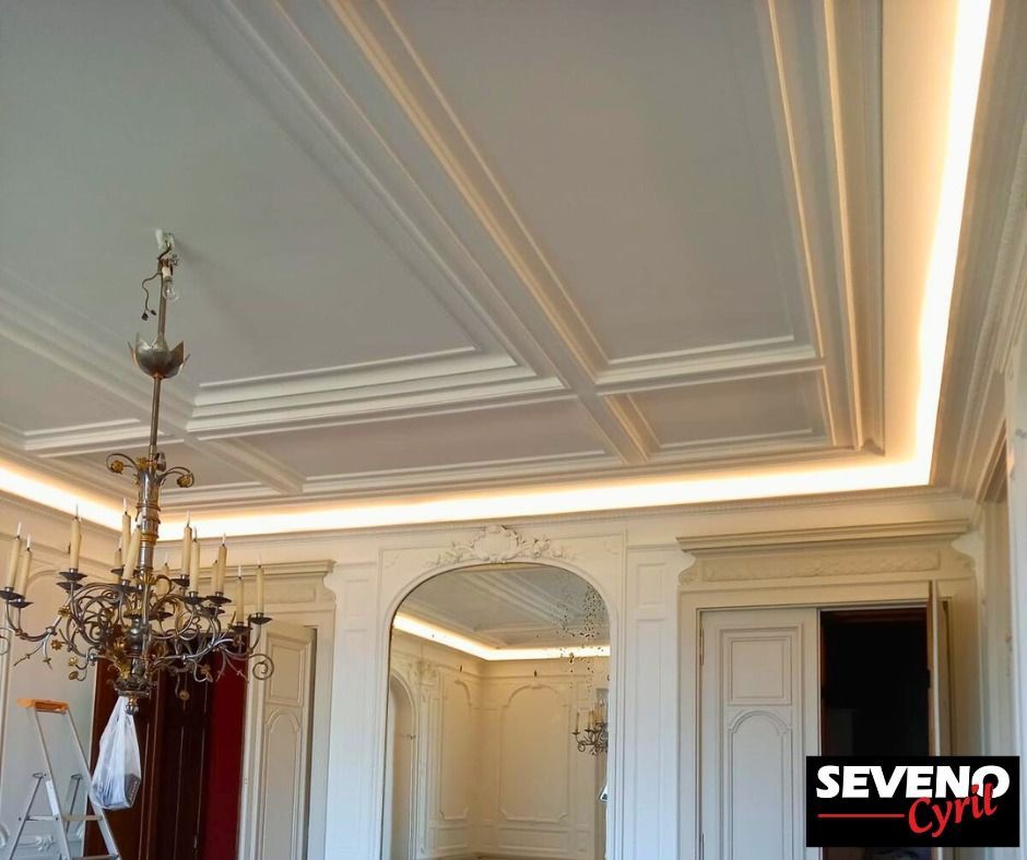 Éclairage en néon autour du plafond