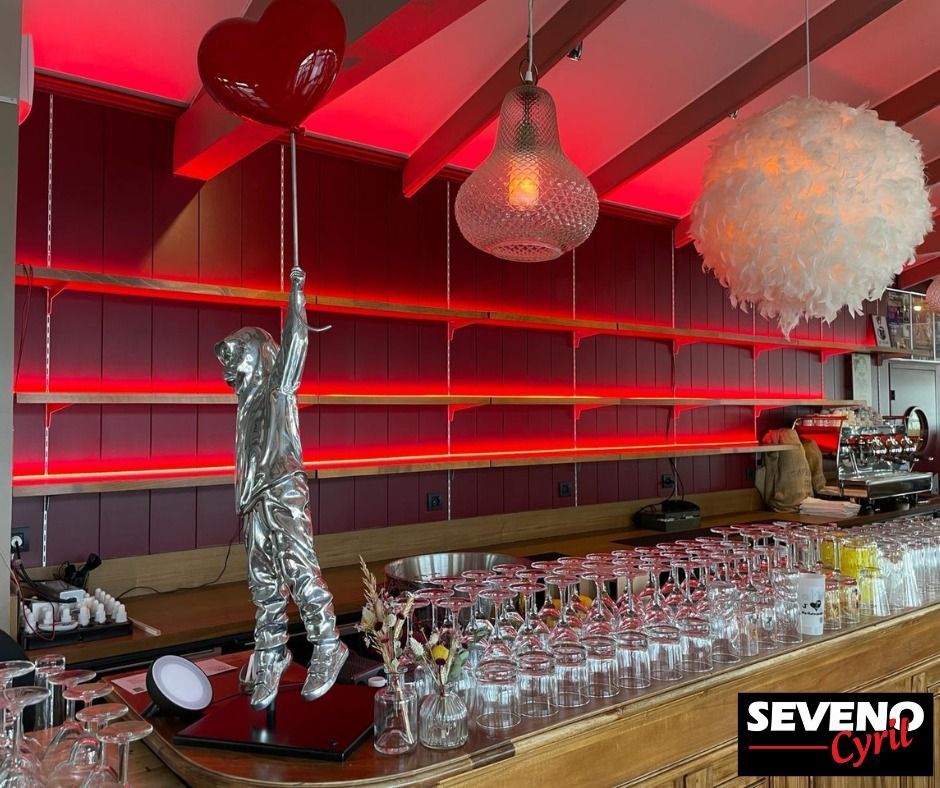Éclairage LED sur les étagères d'un bar