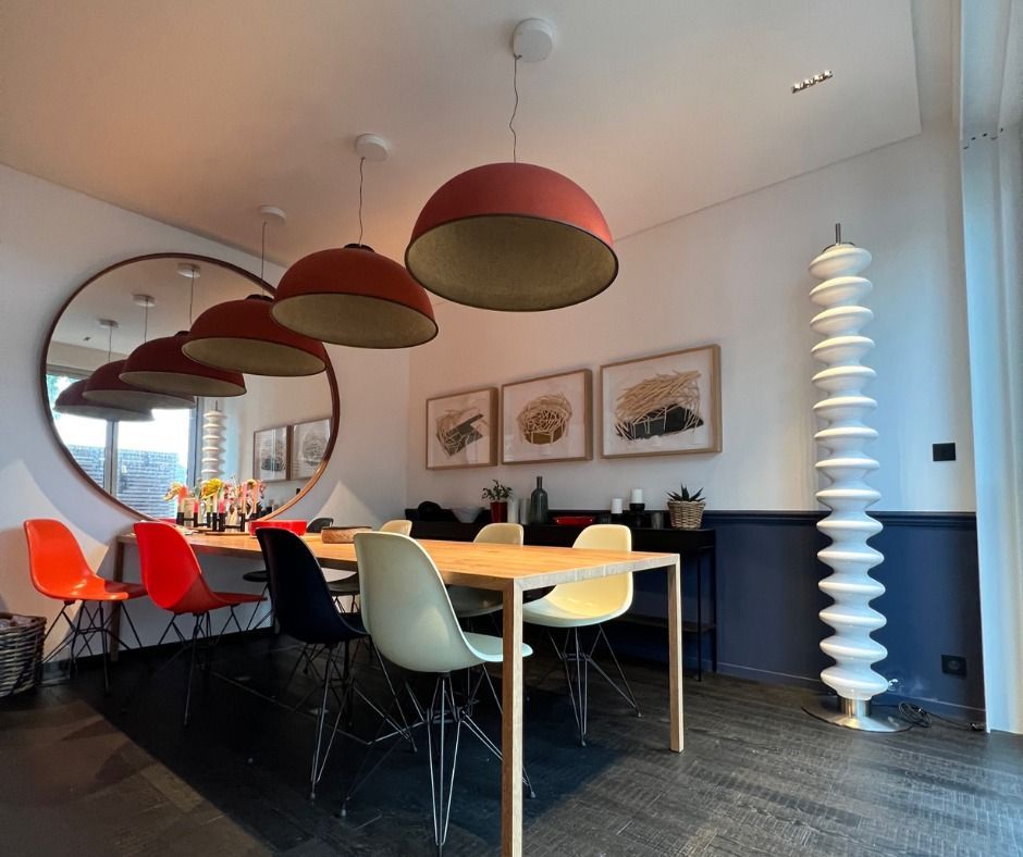 Salle à manger avec des luminaires rouges