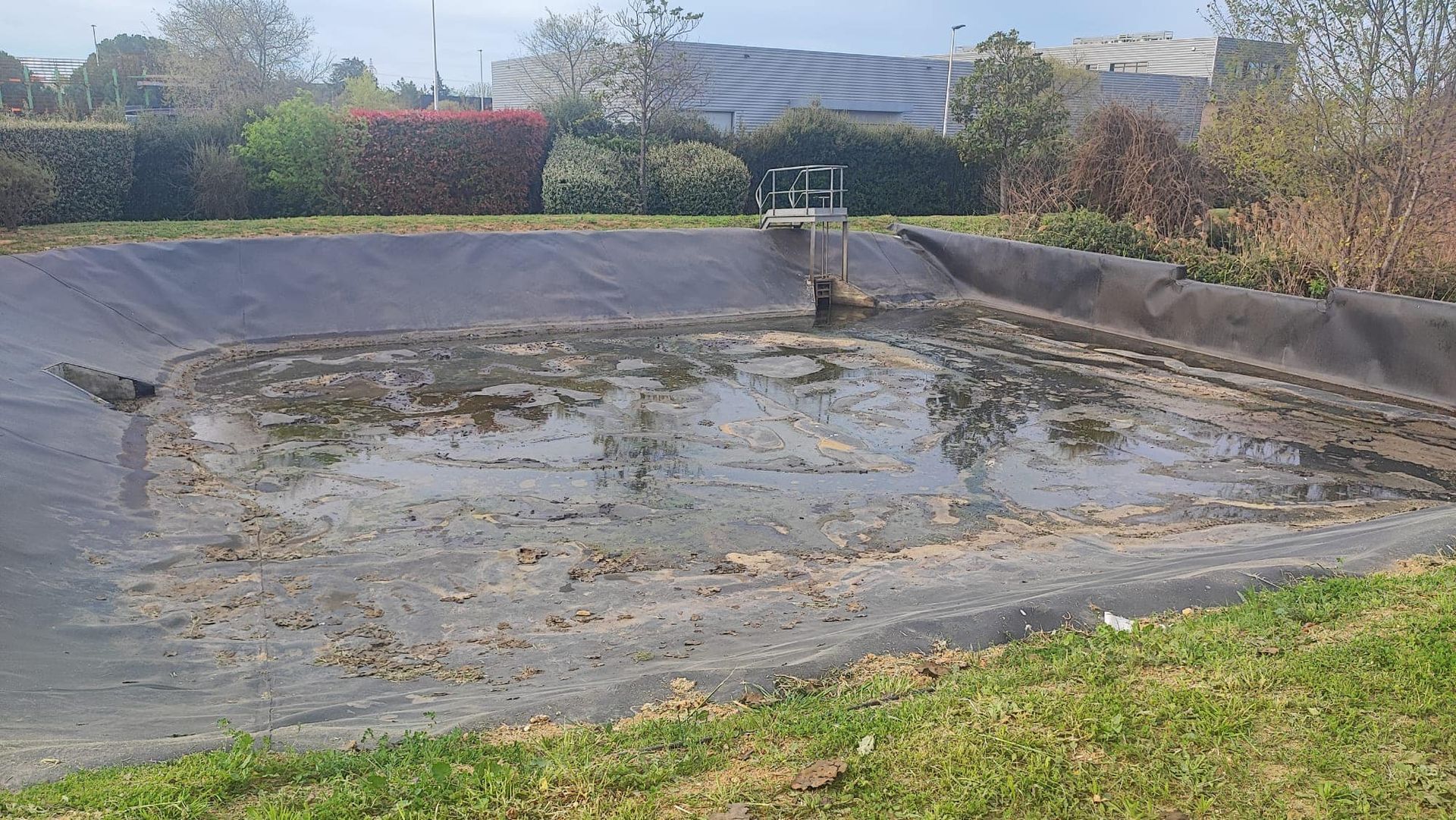 Bassin d'orage noir vide