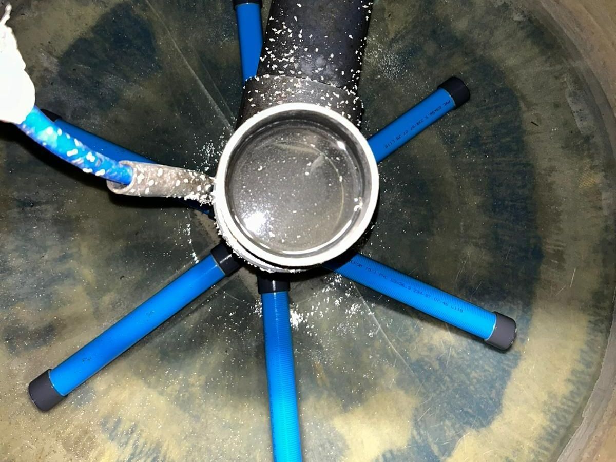 Gros plan sur l'intérieur d'un filtre à sable