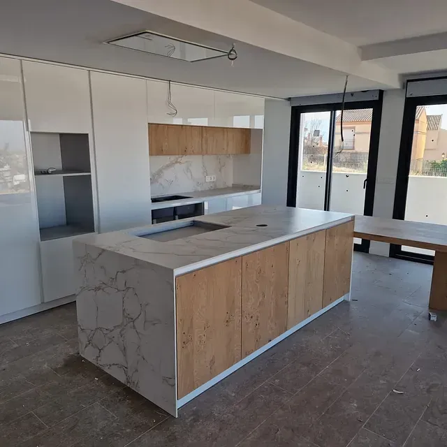 Una cocina con una gran isla en el medio.