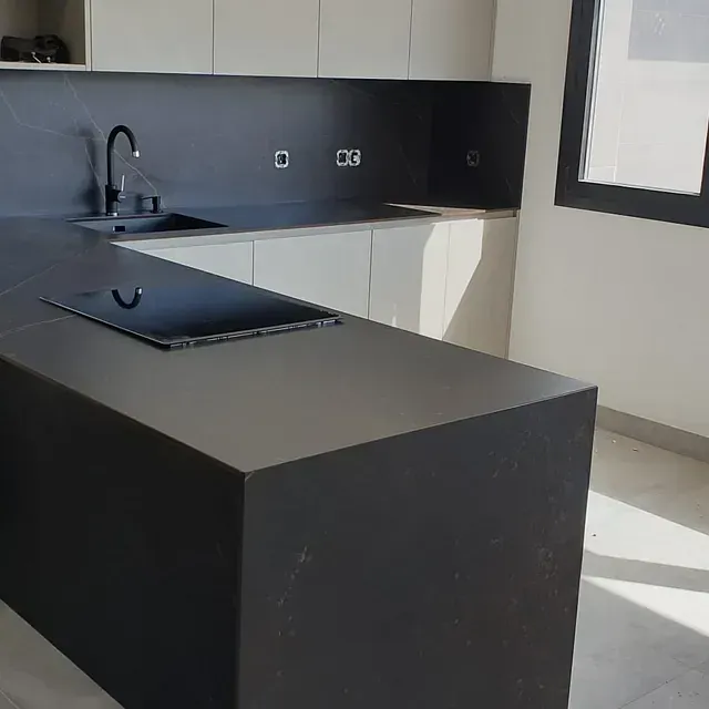 Una cocina con una gran isla y un horno de leña.