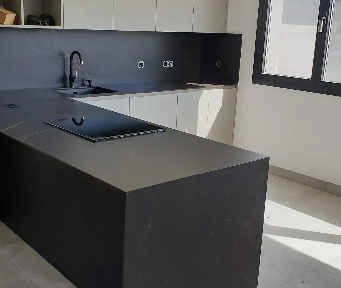 Una cocina con una gran isla y un horno de leña.