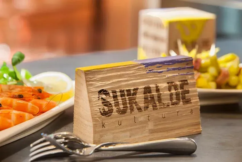 Un bloque de madera con la palabra sukaalde en él