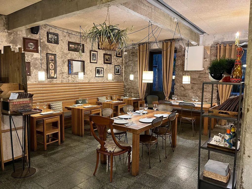 Un restaurante con muchas mesas y sillas