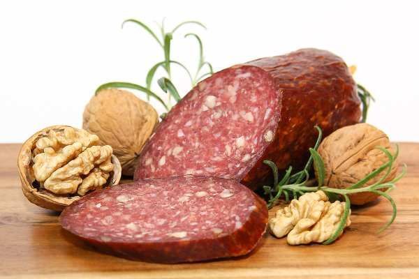 Fleischerei Frank Ribbe Brett mit Salami und Walnüssen