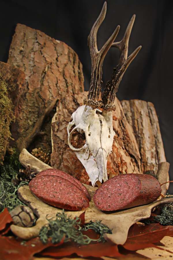 Fleischerei Frank Ribbe Korb mit Salami und Walnüssen