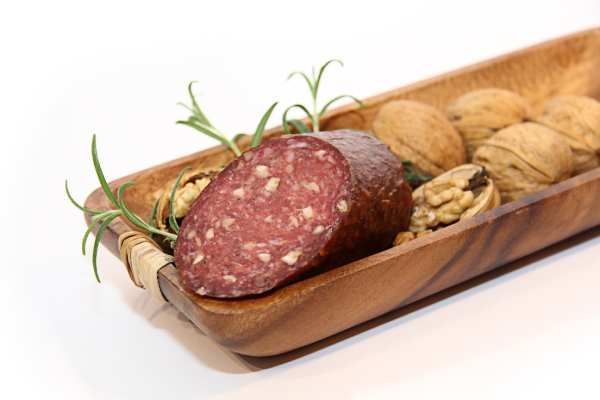 Fleischerei Frank Ribbe Korb mit Salami und Walnüssen