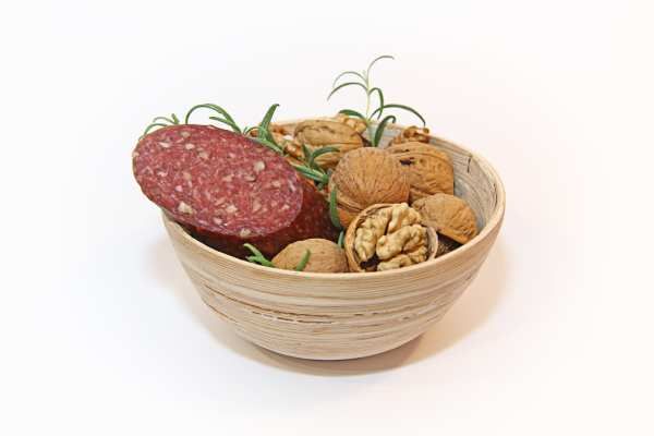 Fleischerei Frank Ribbe Korb mit Salami und Walnüssen