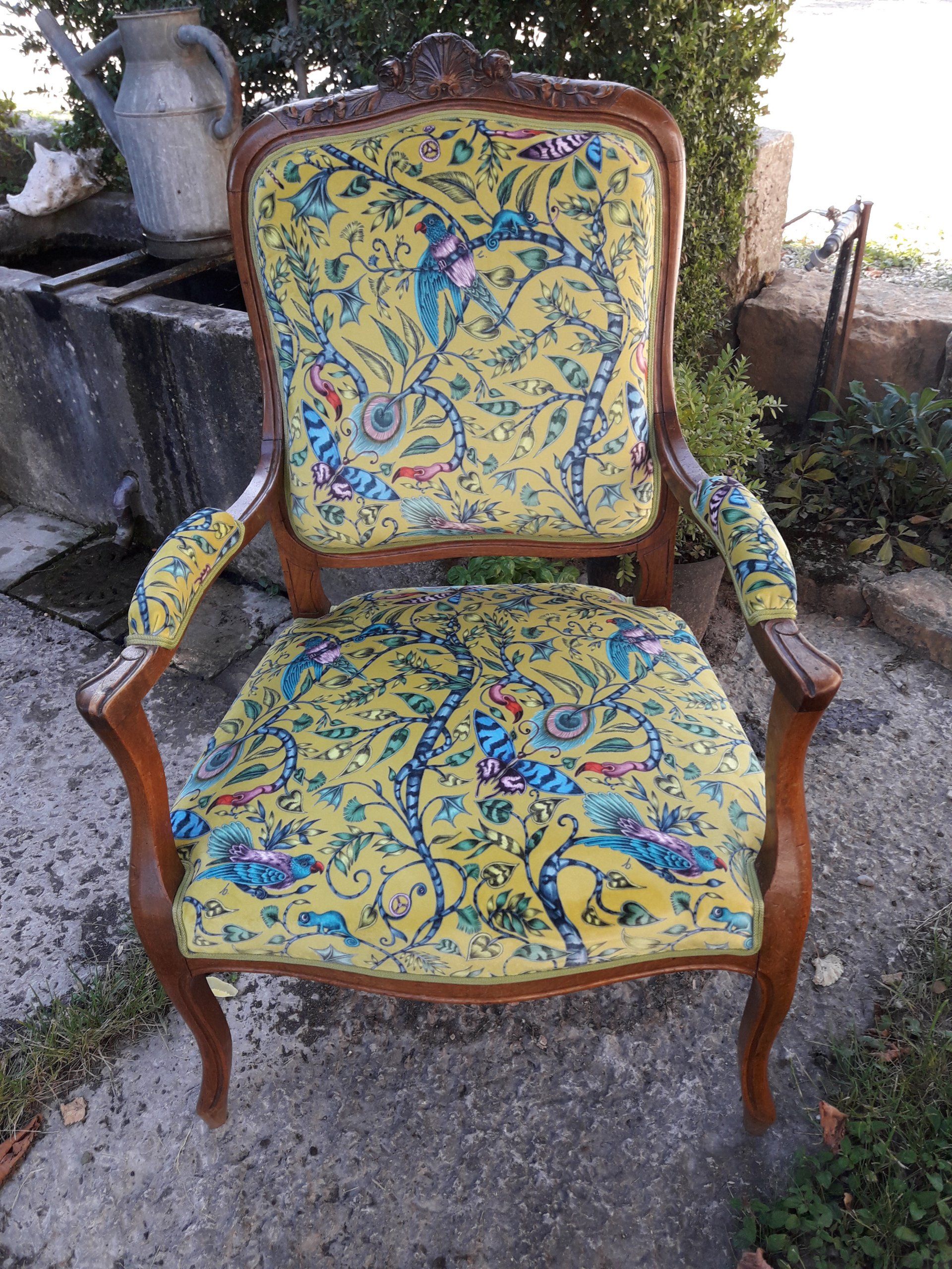 Siège ancien coloré