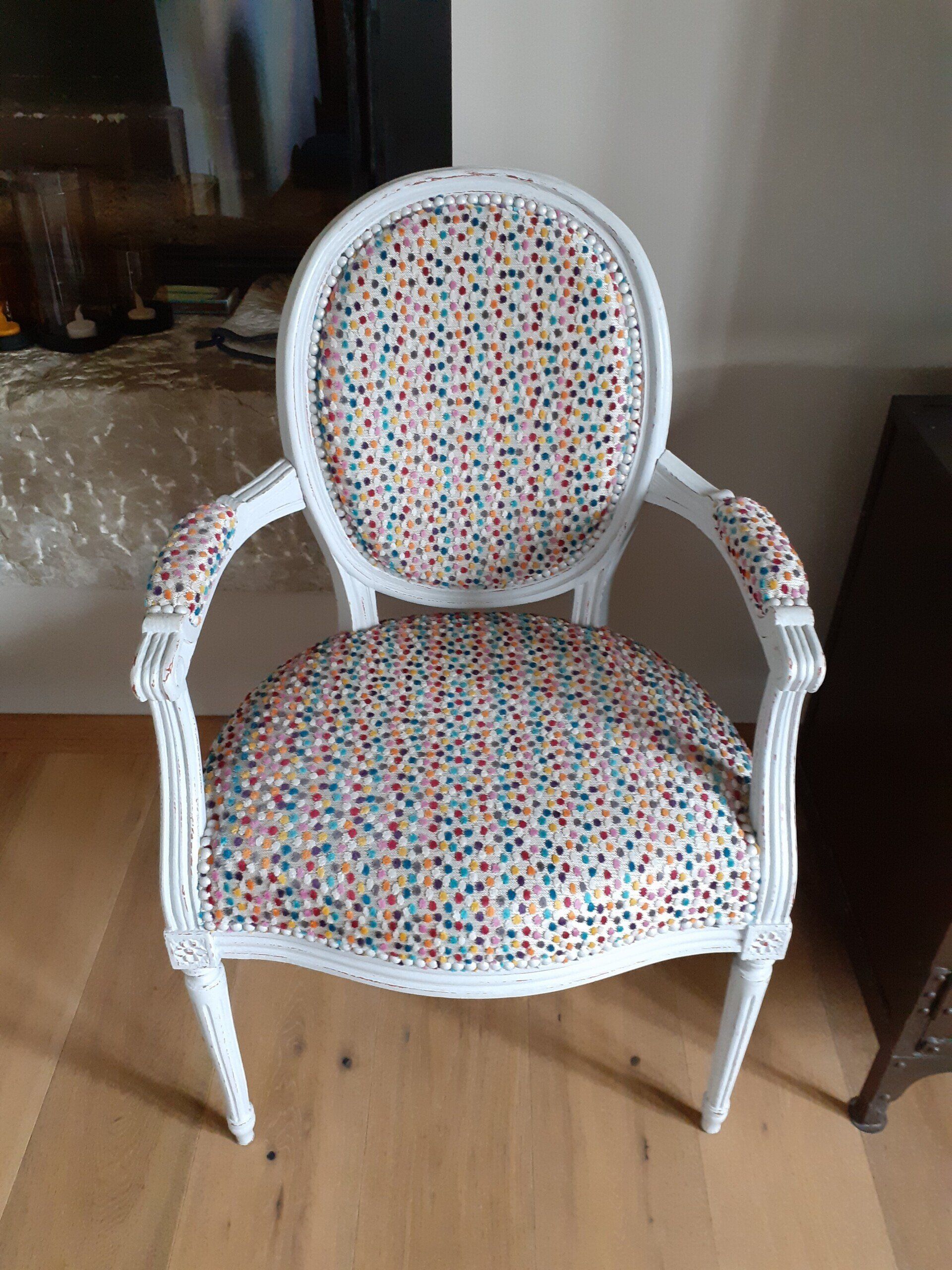 chaise avec pointillés colorés