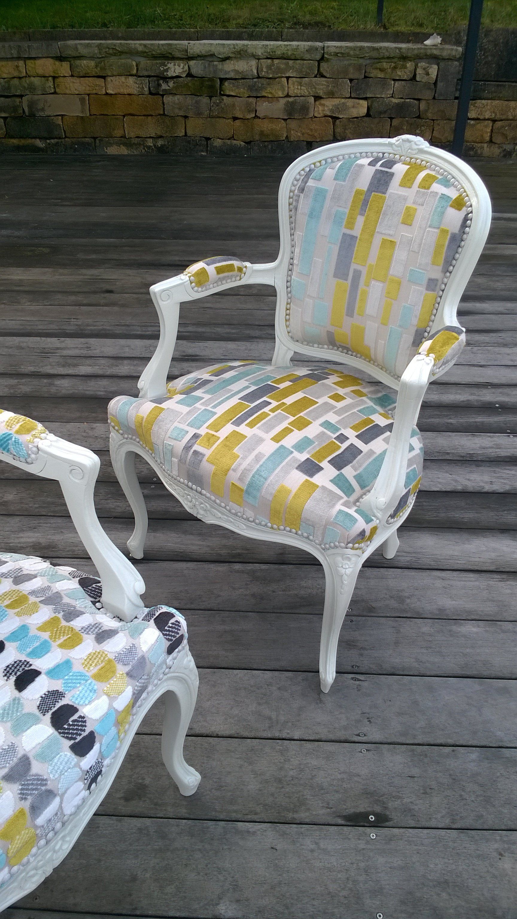 chaise blanche colorée