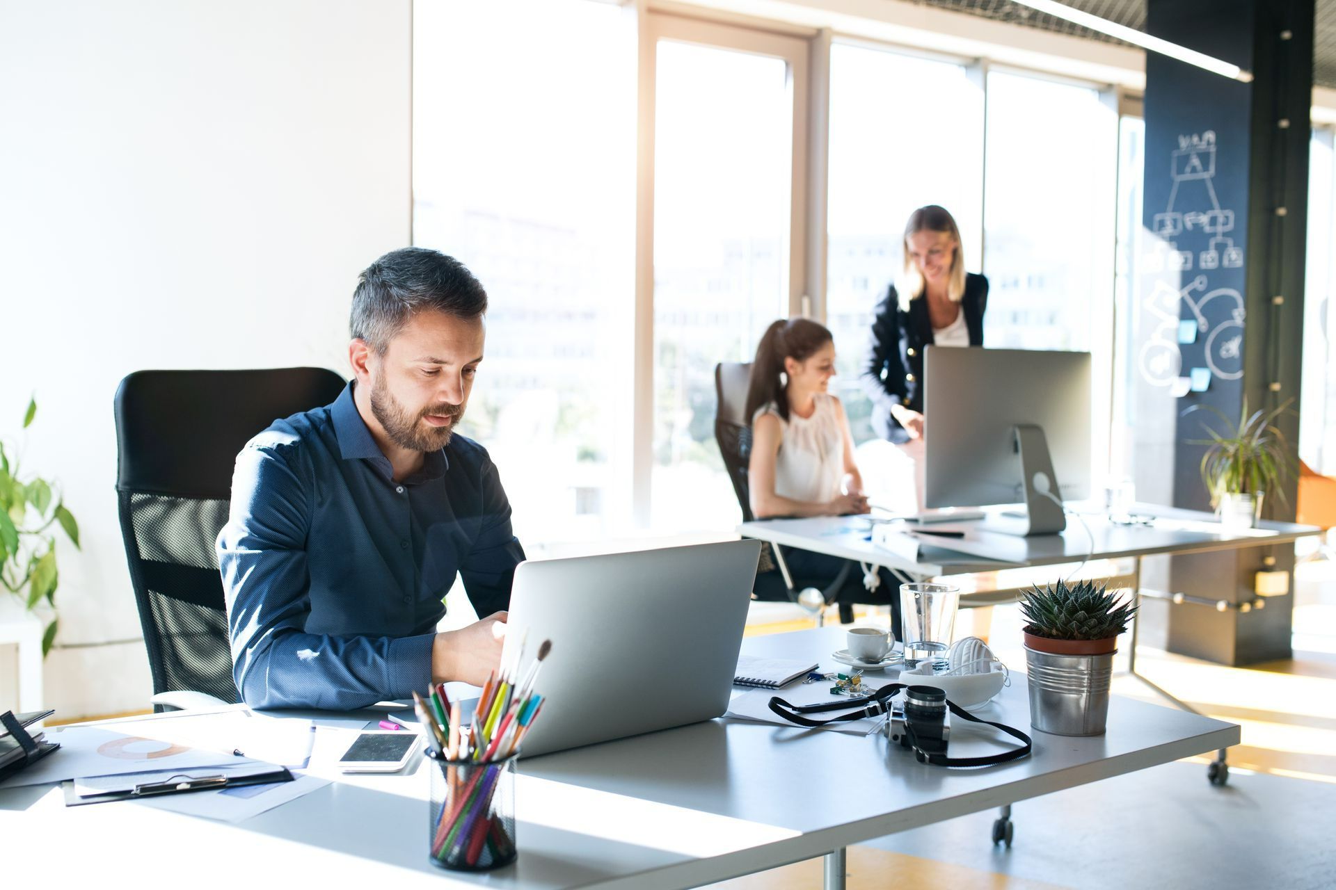 Trois employés dans un bureau