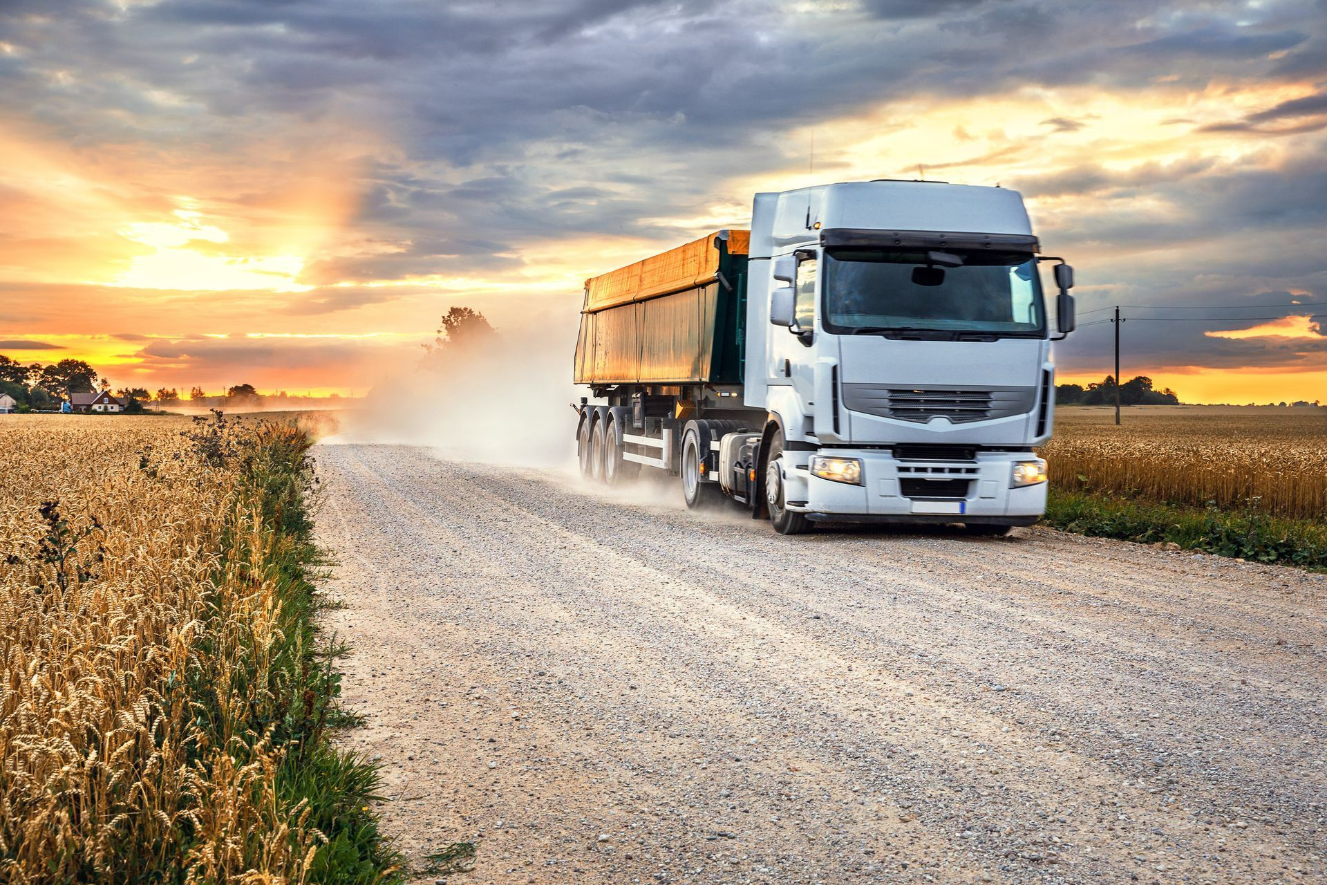 Camion blanc dans la compagne
