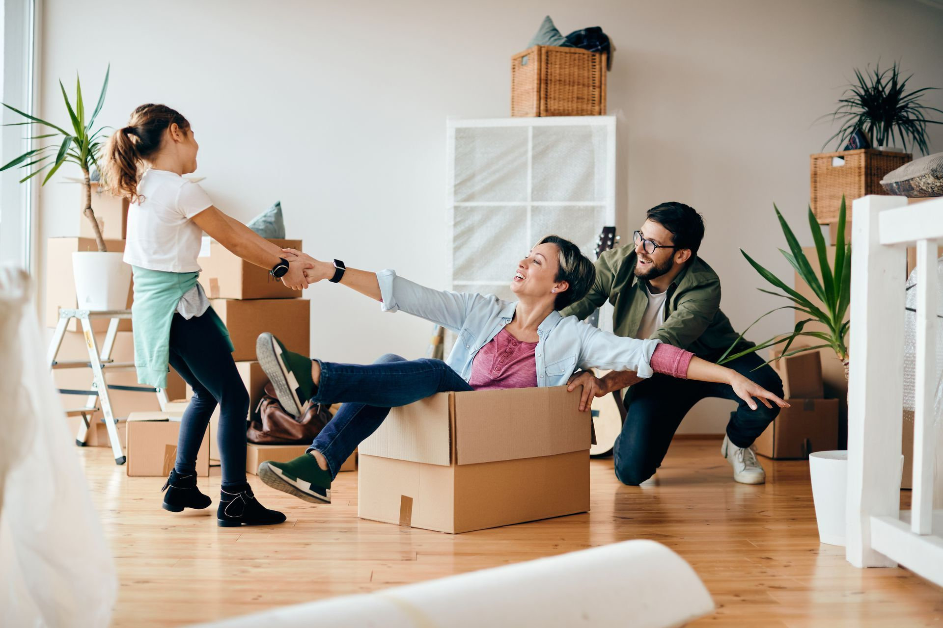 Une femme dans un carton, un homme et une petite fille