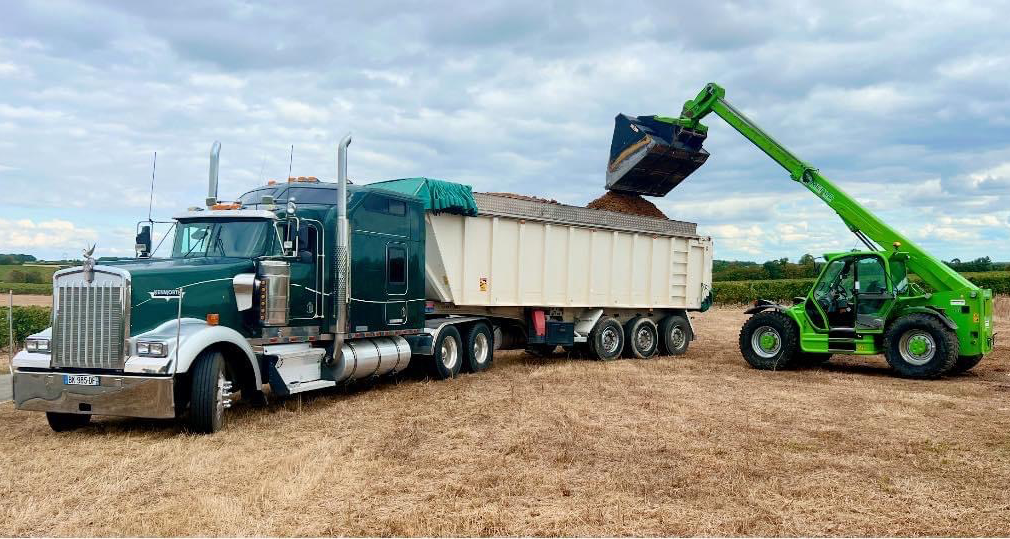 Engin met des gravats dans un camion