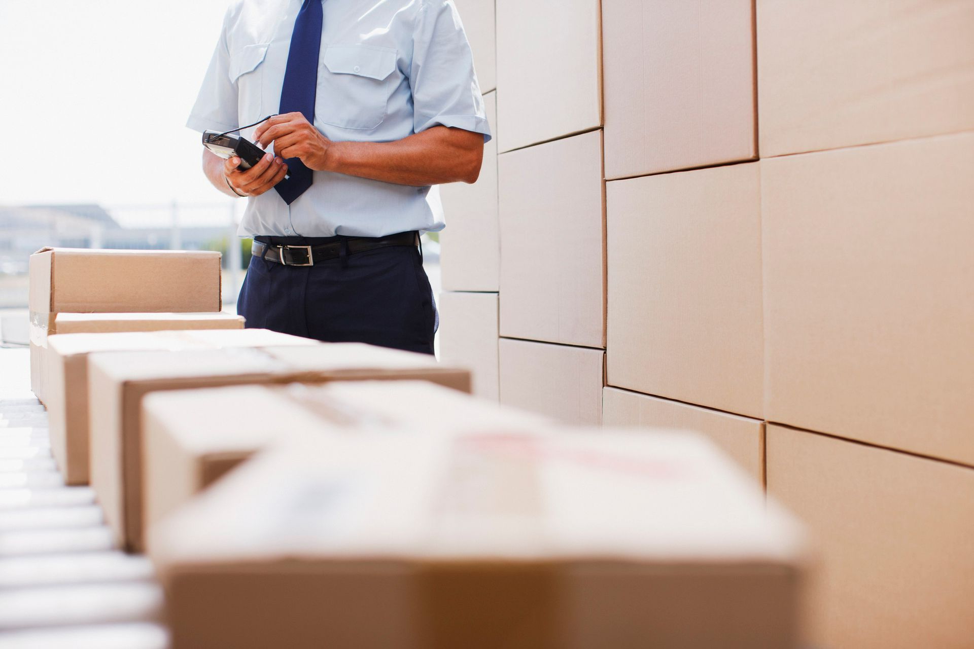 Homme entouré de box utilise un POS