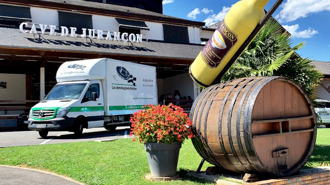 Camion de déménageur devant une cave de vins